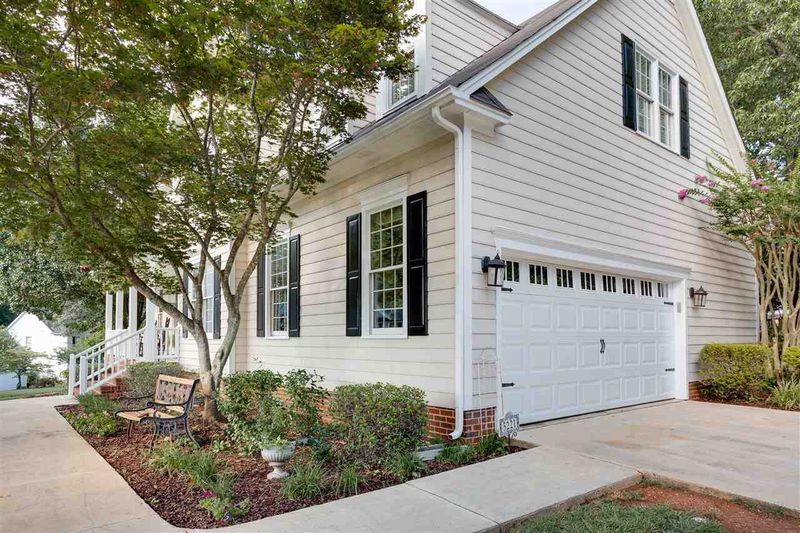 5221 Easthorpe Dr, Raleigh, NC 27613