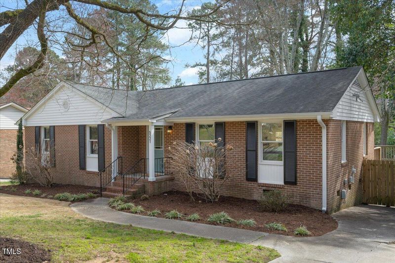 5221 Sedgefield Dr, Raleigh, NC 27609