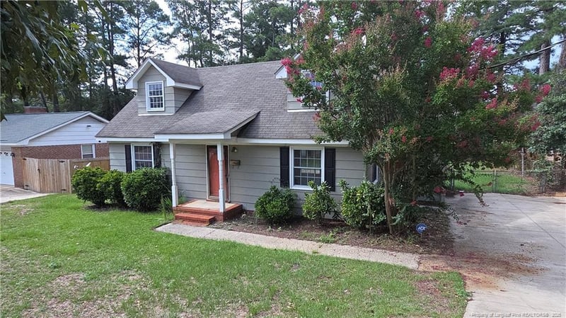 524 Country Club Dr, Fayetteville, NC 28301