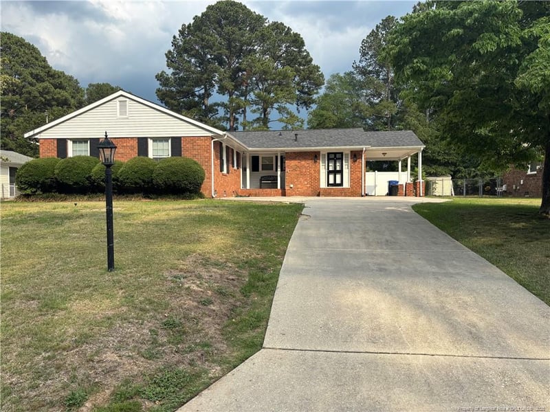 525 Waterbury Dr, Fayetteville, NC 28311