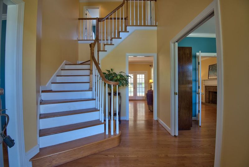 526 Gibbon Dr, Chapel Hill, NC 27516