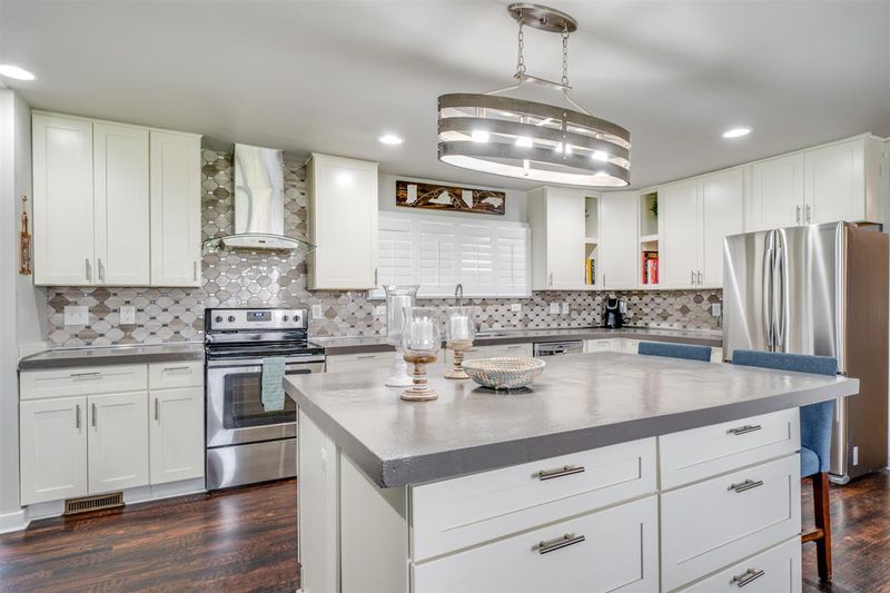 526 Hilltop Dr, Raleigh, NC 27610