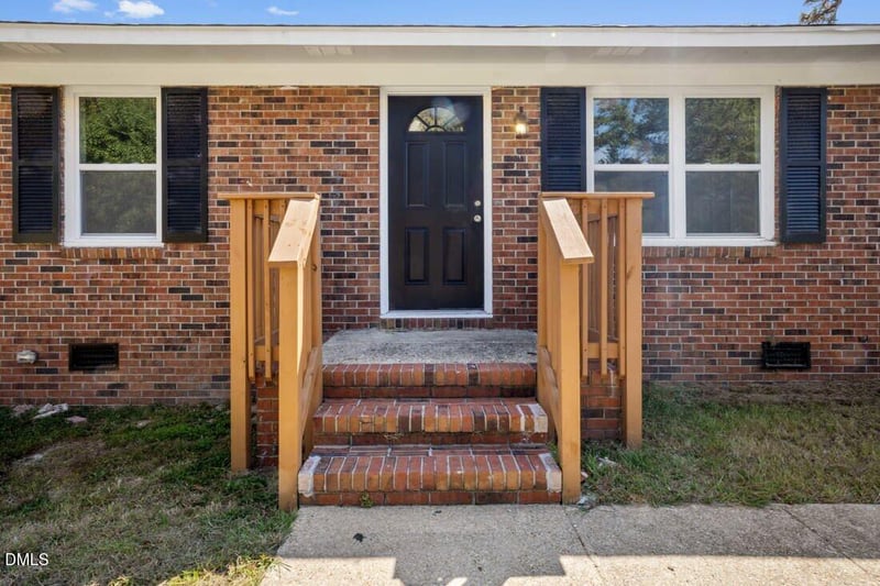 5269 Parkton Rd, Hope Mills, NC 28348
