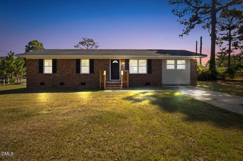 5269 Parkton Rd, Hope Mills, NC 28348