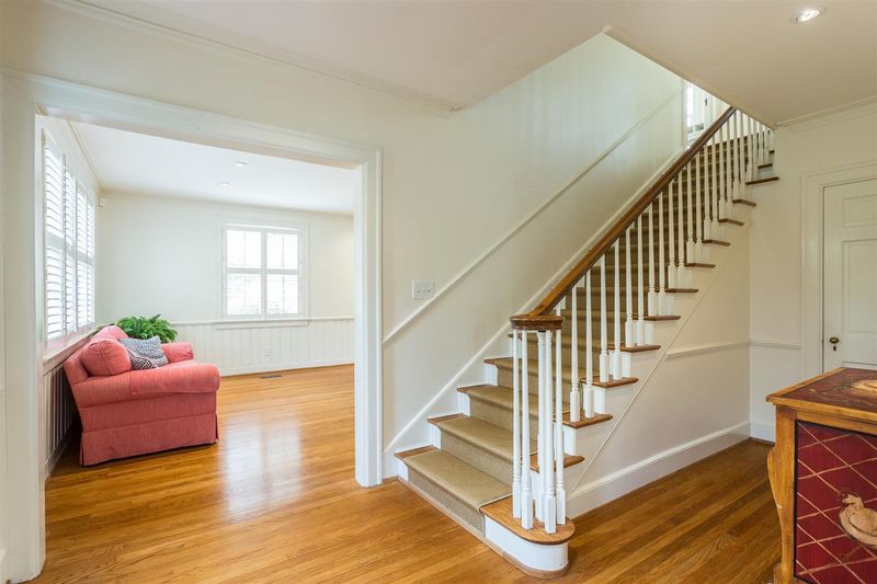 527 Dogwood Dr, Chapel Hill, NC 27516
