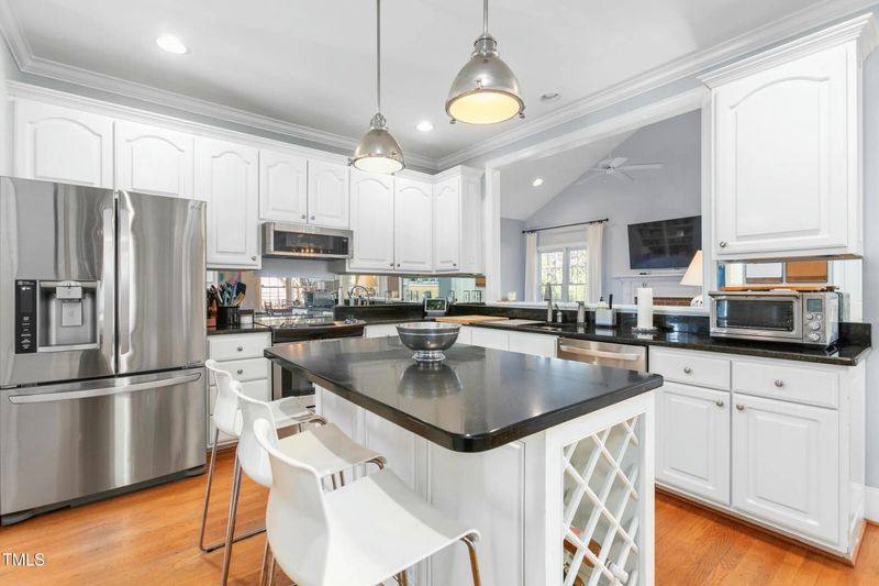 527 Meadowood Dr, Burlington, NC 27215