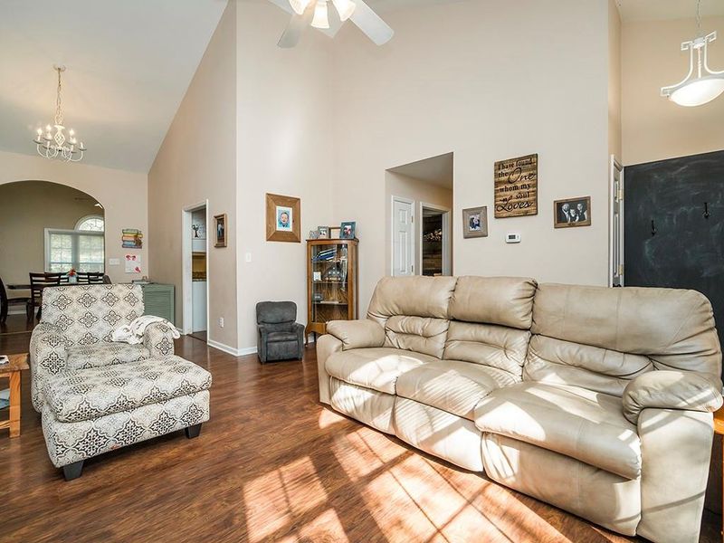 528 Hillcrest Ave, Burlington, NC 27215