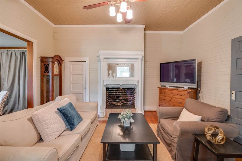 529 Dairyland Rd, Chapel Hill, NC 27516