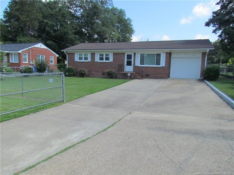 5320 Williamsburgh Dr, Fayetteville, NC 28304