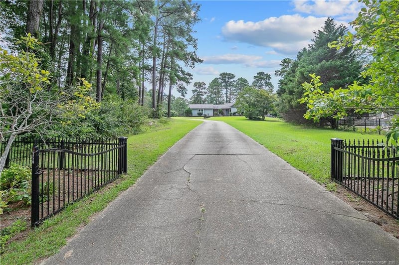 5350 Club House Ln, Hope Mills, NC 28348