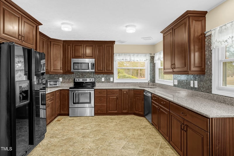 5350 Clubhouse Ln, Hope Mills, NC 28348