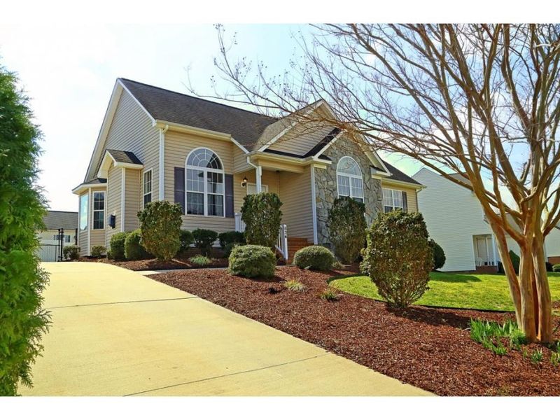 536 Fernway Dr, Burlington, NC 27217