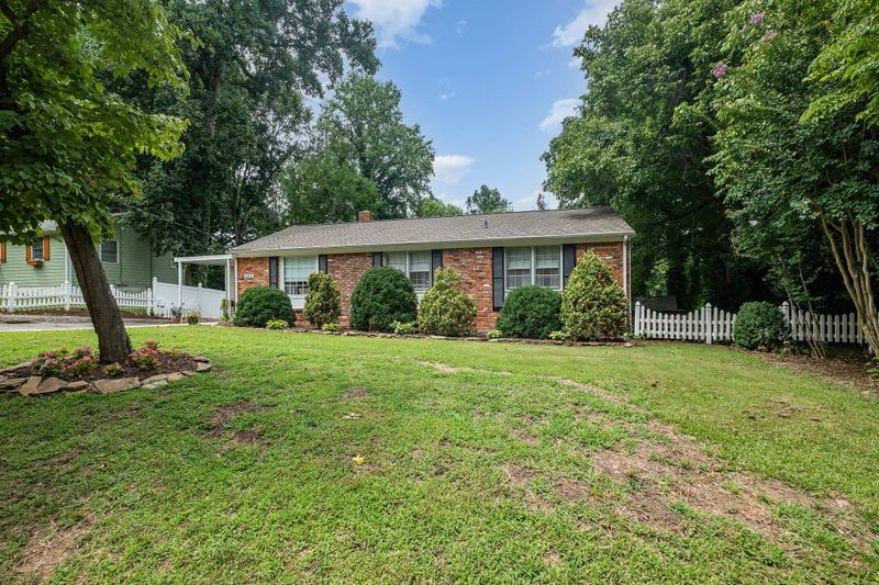 537 Barksdale Dr, Raleigh, NC 27604