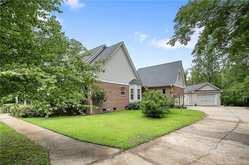 5387 Clubhouse Ln, Hope Mills, NC 28348