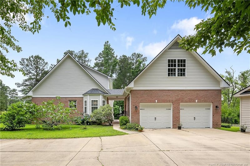 5387 Clubhouse Ln, Hope Mills, NC 28348