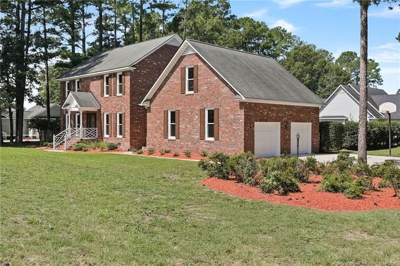 5400 Labrador Dr, Hope Mills, NC 28348