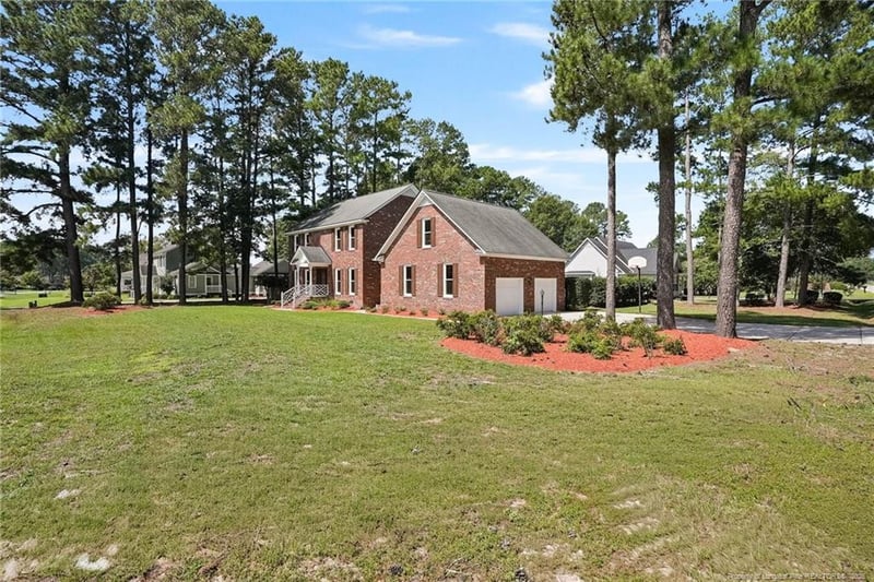 5400 Labrador Dr, Hope Mills, NC 28348