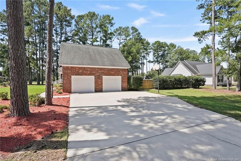 5400 Labrador Dr, Hope Mills, NC 28348