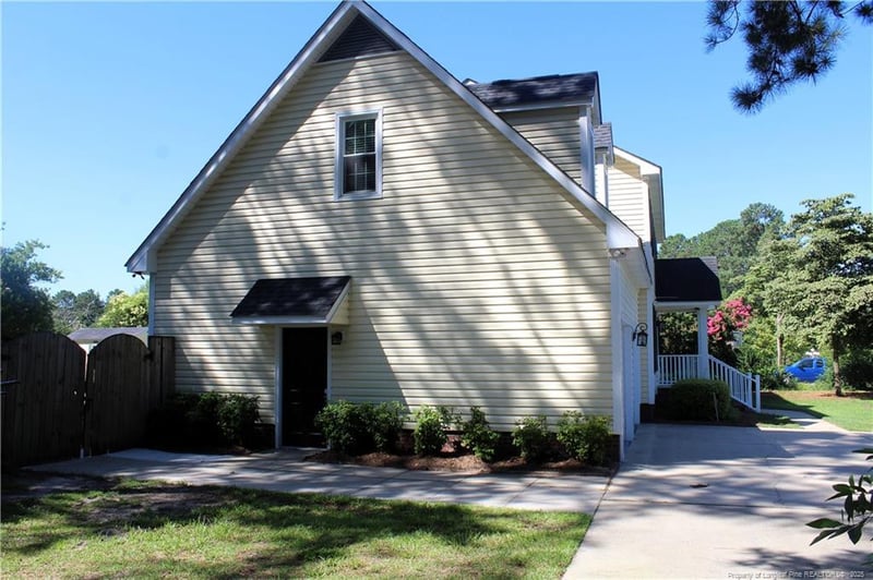 5417 Labrador Dr, Hope Mills, NC 28348
