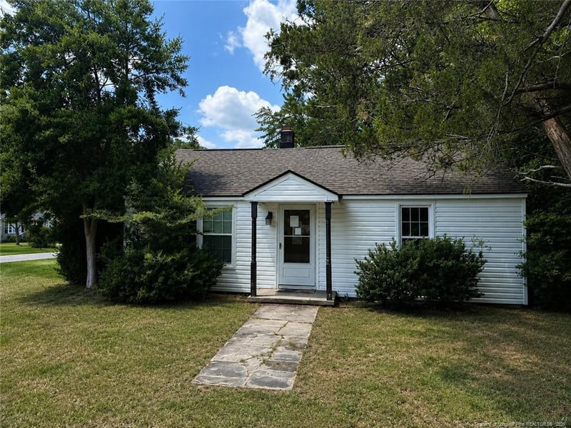 5426 Pinecrest Dr, Hope Mills, NC 28348