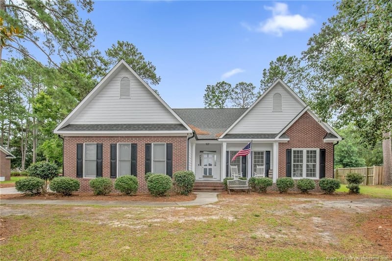 5437 Labrador Dr, Hope Mills, NC 28348