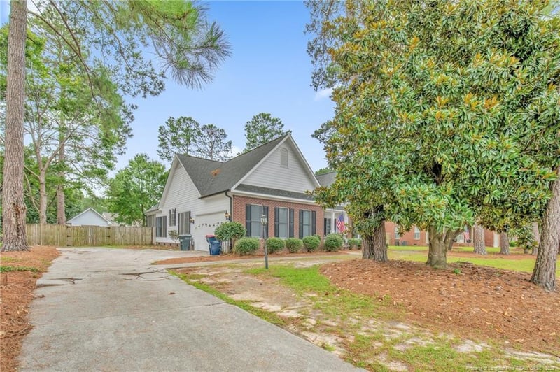5437 Labrador Dr, Hope Mills, NC 28348