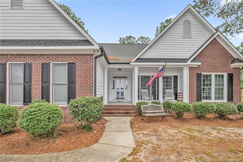 5437 Labrador Dr, Hope Mills, NC 28348