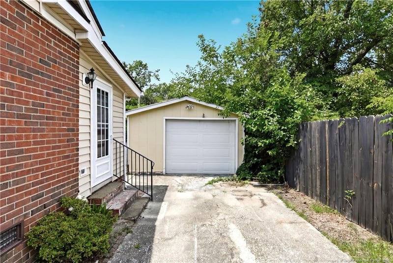 544 Farmview Dr, Fayetteville, NC 28311