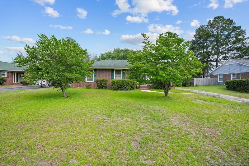 545 Waterbury Dr, Fayetteville, NC 28311