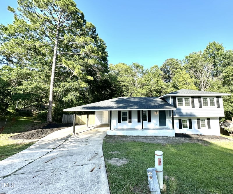 546 Rock Canyon Dr, Fayetteville, NC 28303