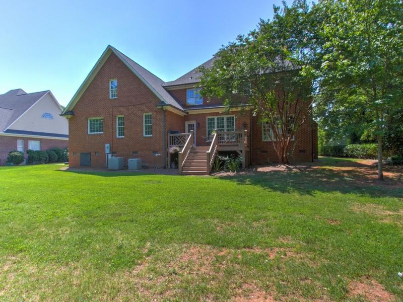 549 Meadowood Dr, Burlington, NC 27215