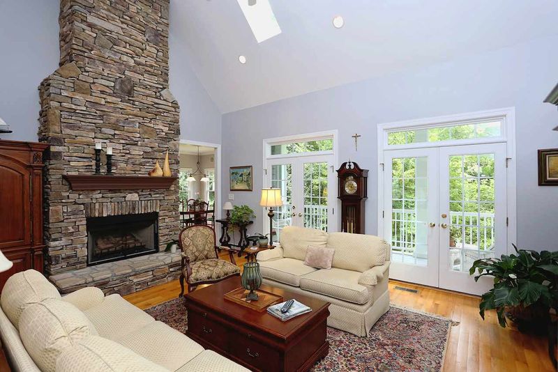 549 Oak Crest Dr, Chapel Hill, NC 27516