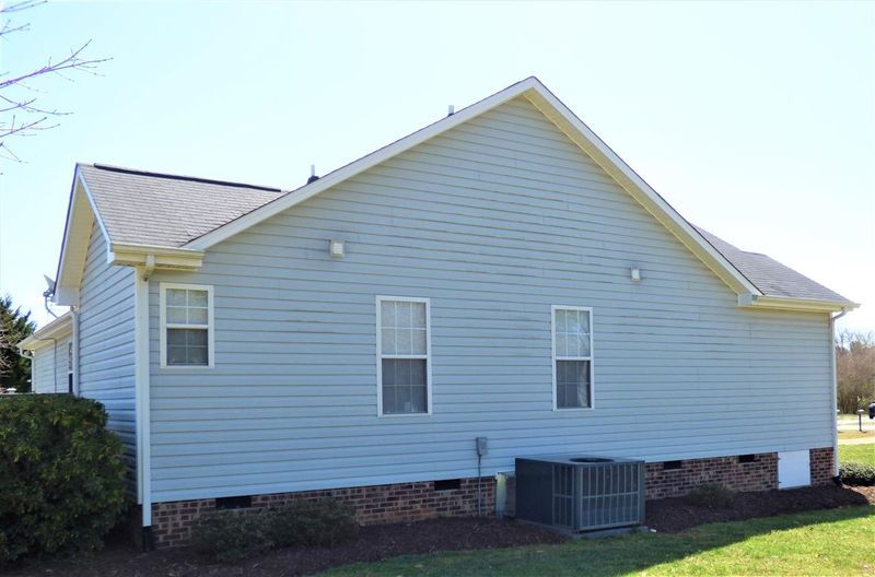 5511 Fieldview Dr, Mebane, NC 27302
