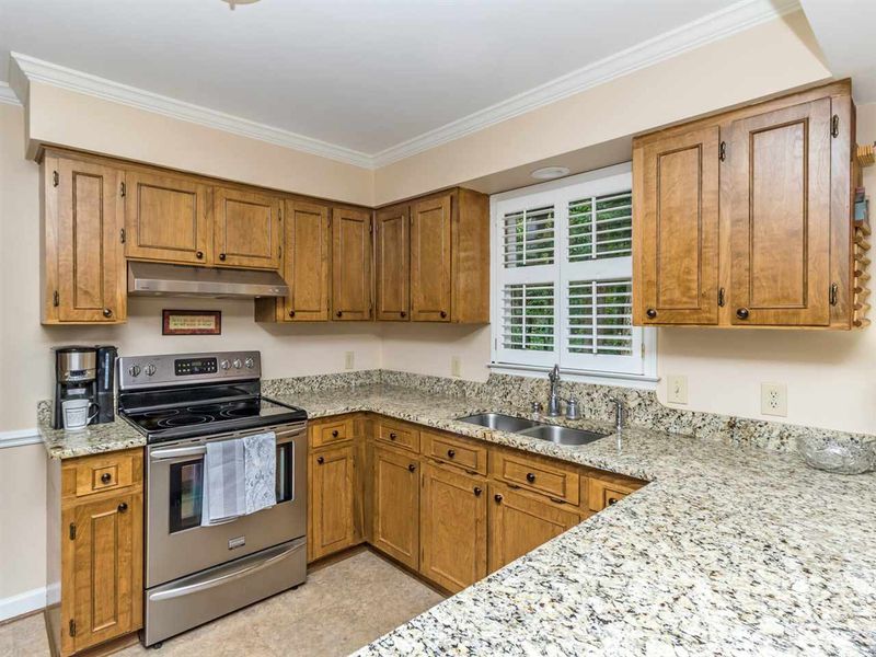 5512 Pine Leaf Ct, Raleigh, NC 27606