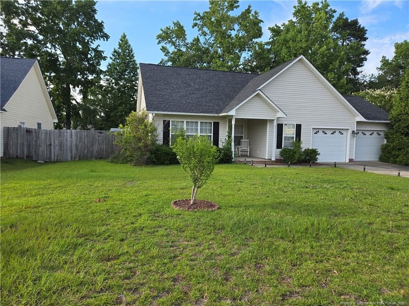 5516 Hall Glen Dr, Hope Mills, NC 28348