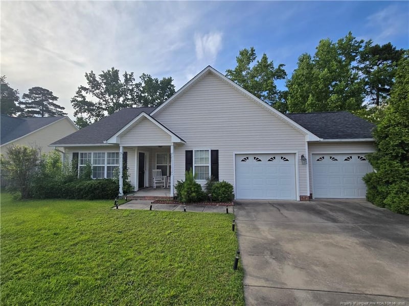 5516 Hall Glen Dr, Hope Mills, NC 28348