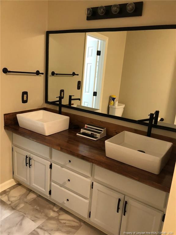 5530 Robmont Dr, Fayetteville, NC 28306