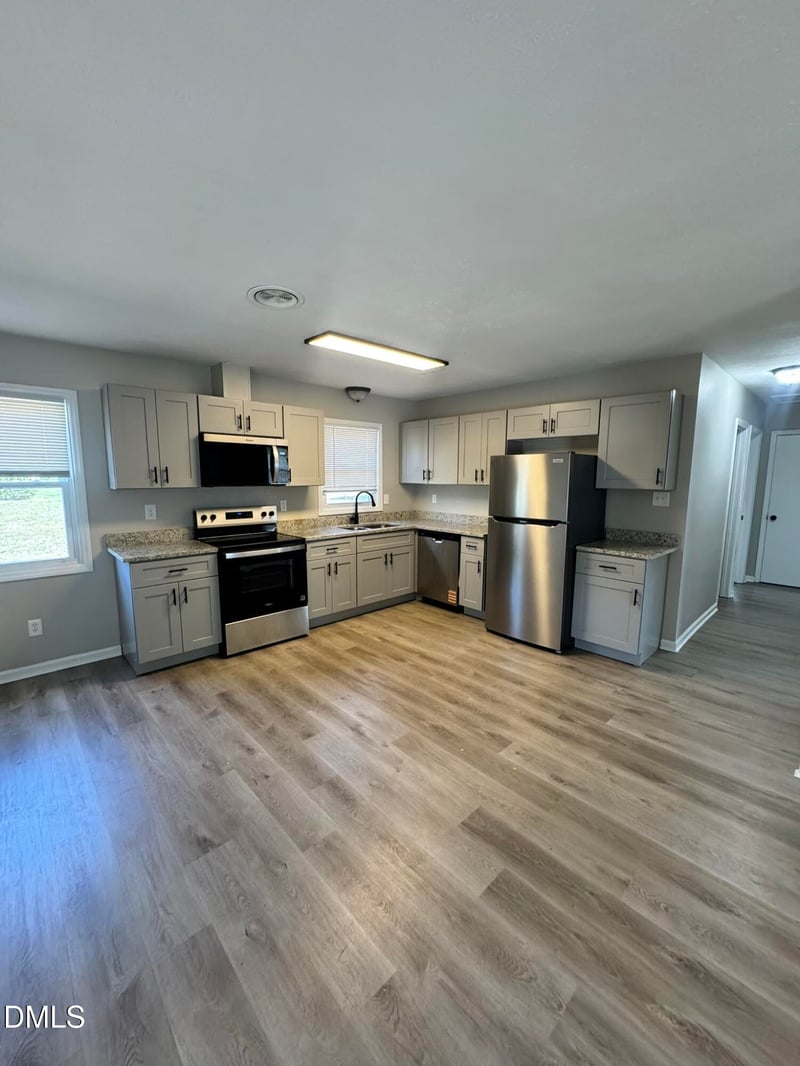 5543 Livingston Dr, Fayetteville, NC 28311