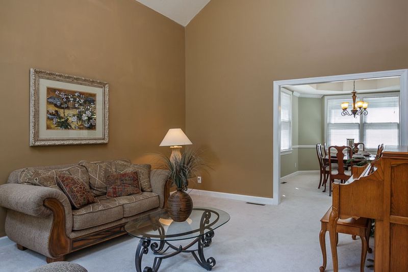 560 Oak Crest Dr, Chapel Hill, NC 27516