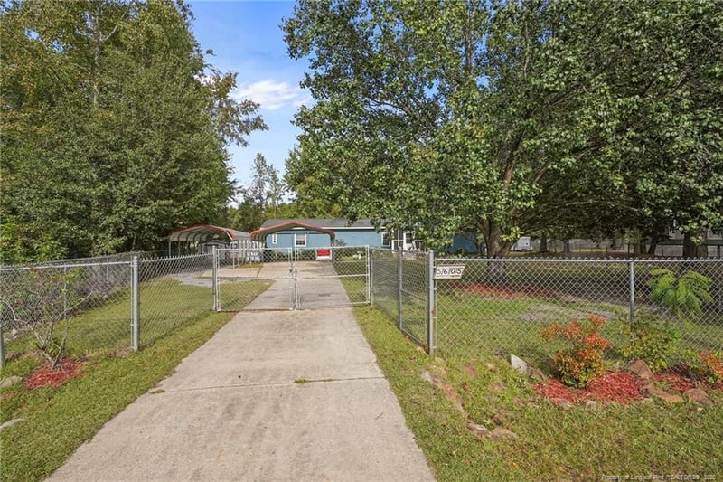 5605 Baggett Ln, Hope Mills, NC 28348