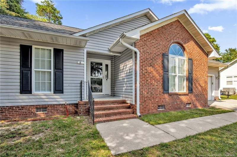 5607 Walkabout Rd, Hope Mills, NC 28348