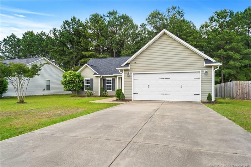 5633 Seafield Ln, Hope Mills, NC 28348