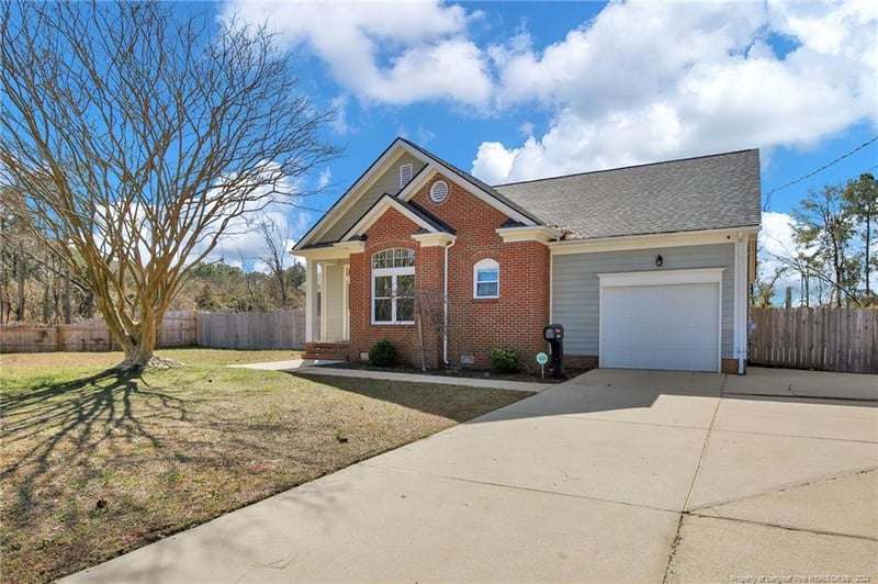 564 Waterbury Dr, Fayetteville, NC 28311