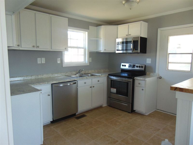 566 Hood Farm Rd, Clayton, NC 27520