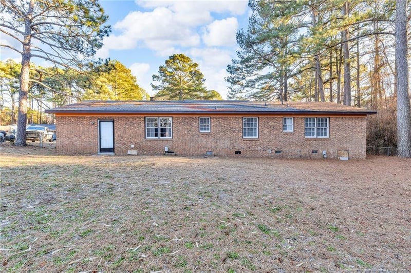 5671 Livingston Dr, Fayetteville, NC 28311