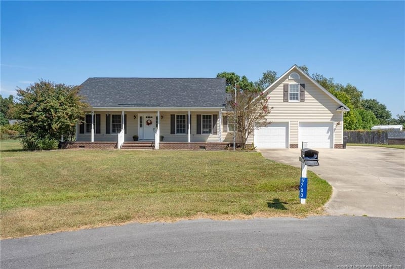 5700 Trotter Ct, Hope Mills, NC 28348