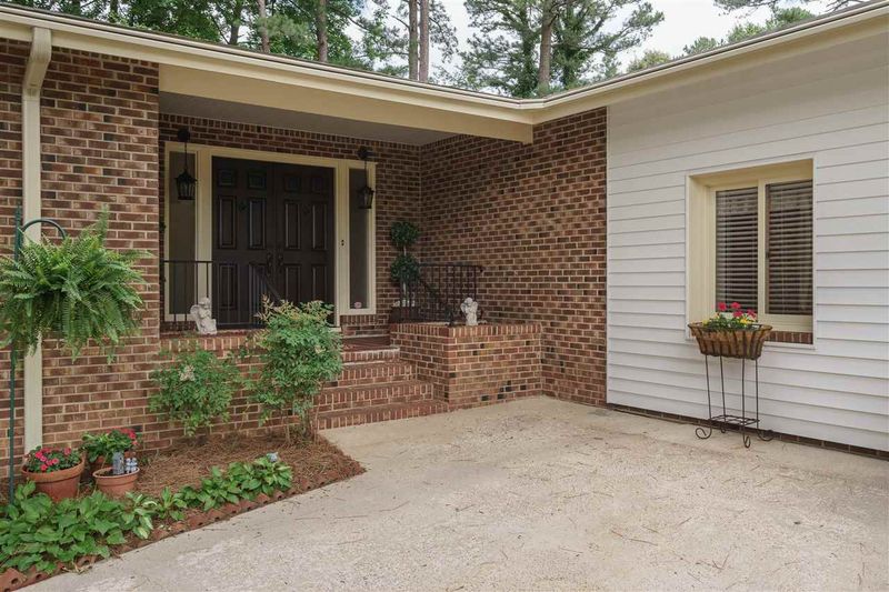 5709 Dumfries Dr, Raleigh, NC 27609