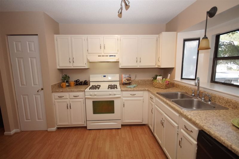5719 Poolside Dr, Raleigh, NC 27612