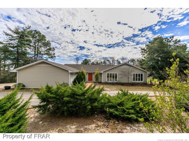 5725 Quail Ridge Dr, Sanford, NC 27332