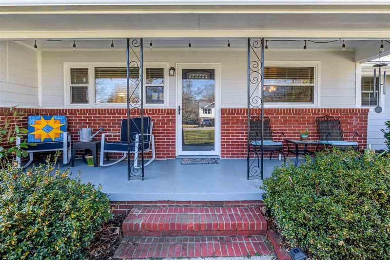 5734 Woodcrest Dr, Raleigh, NC 27603